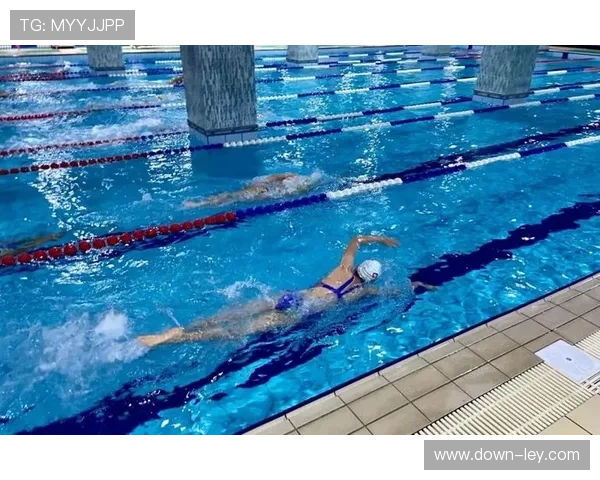 泳池边教练员专注指导,实时调整战术 泳池边教练员专注指导,实时调整战术