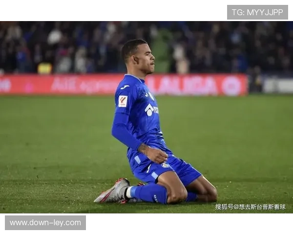 格林伍德主罚点球前的专注神情与沉稳助跑 格林伍德主罚点球前的专注神情与沉稳助跑